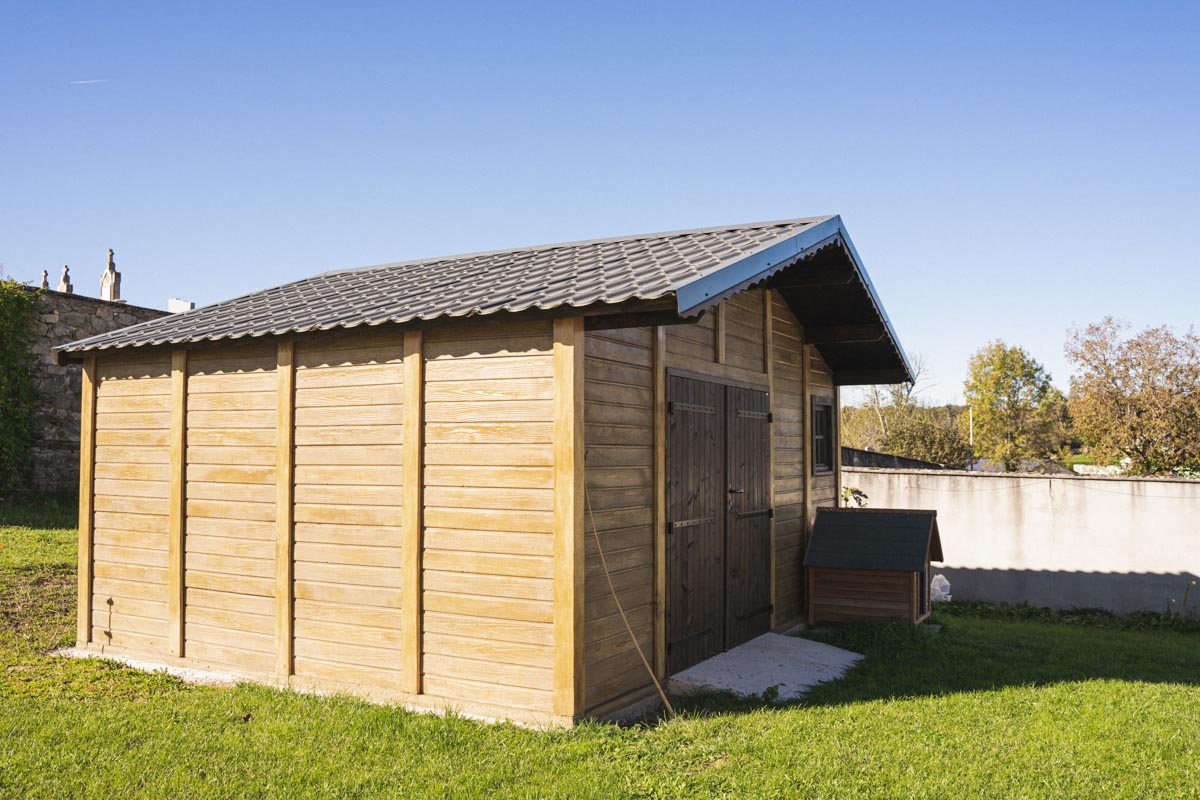 bel abri en béton aspect bois avec une grande ressortie de toit