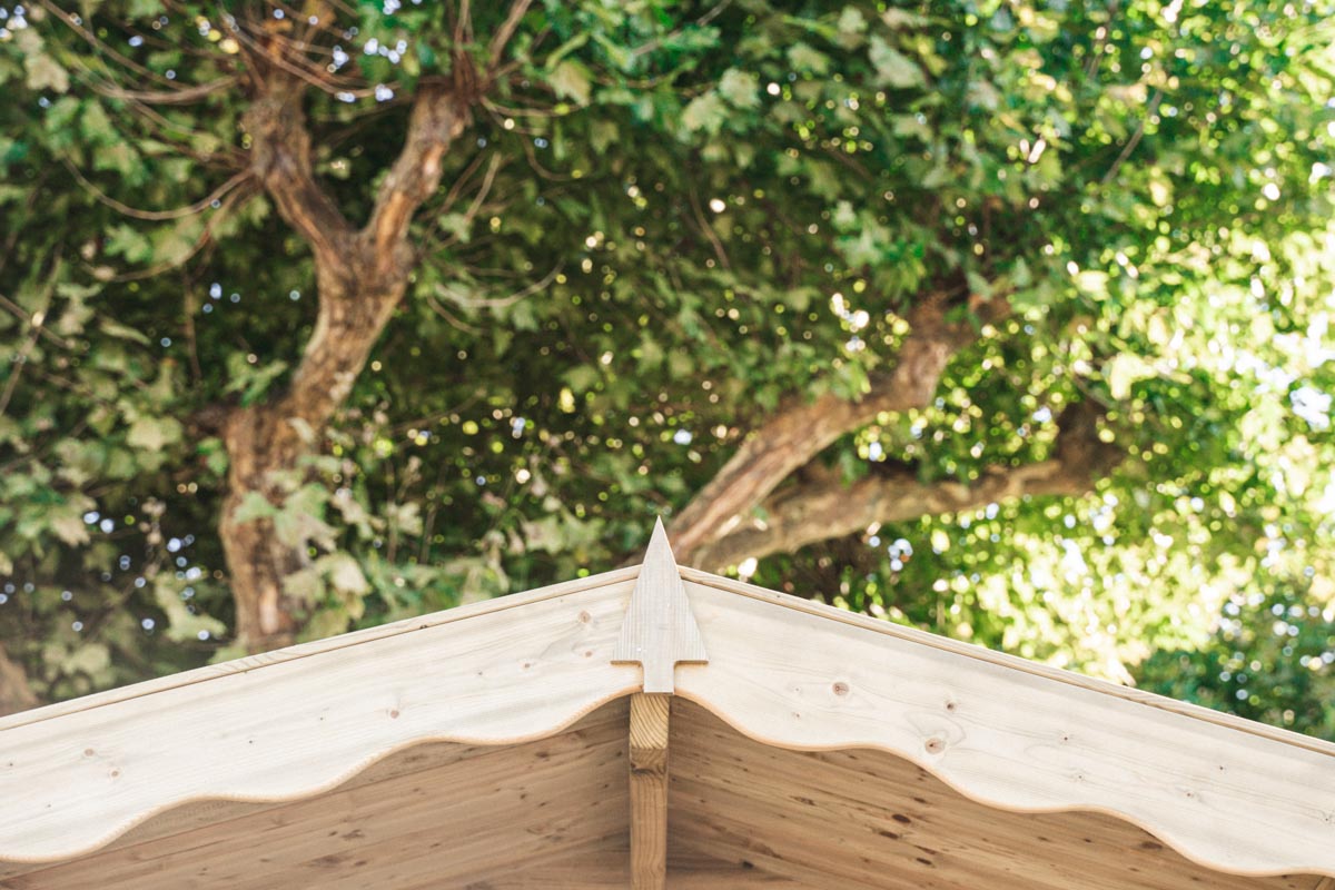 Détail du pignon de la toiture de l'abri de jardin en bois