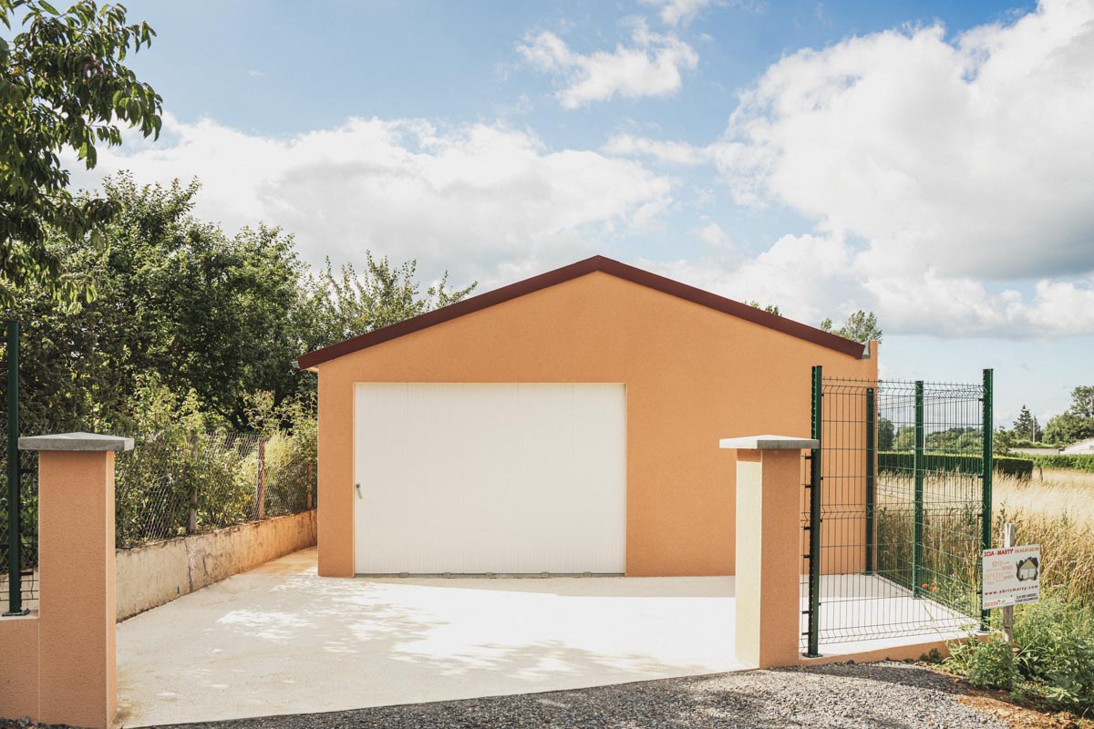 Construction d'un grand garage en béton préfabriqué de plus de 70 m2 avec réalisations des aménagements extérieurs