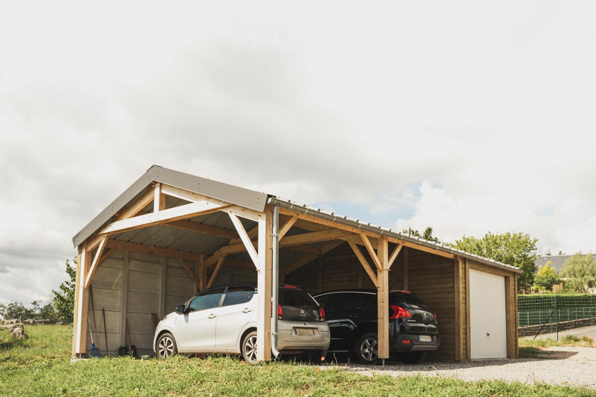 Garage et auvent fermé sur la limite de propriété en panneaux préfabriquées béton aspect bois
