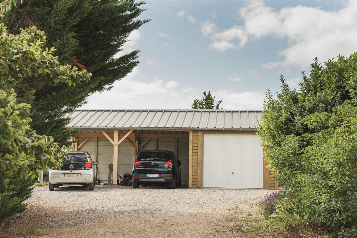 Garage préfabriqué en béton aspect bois avec entrée façade basse