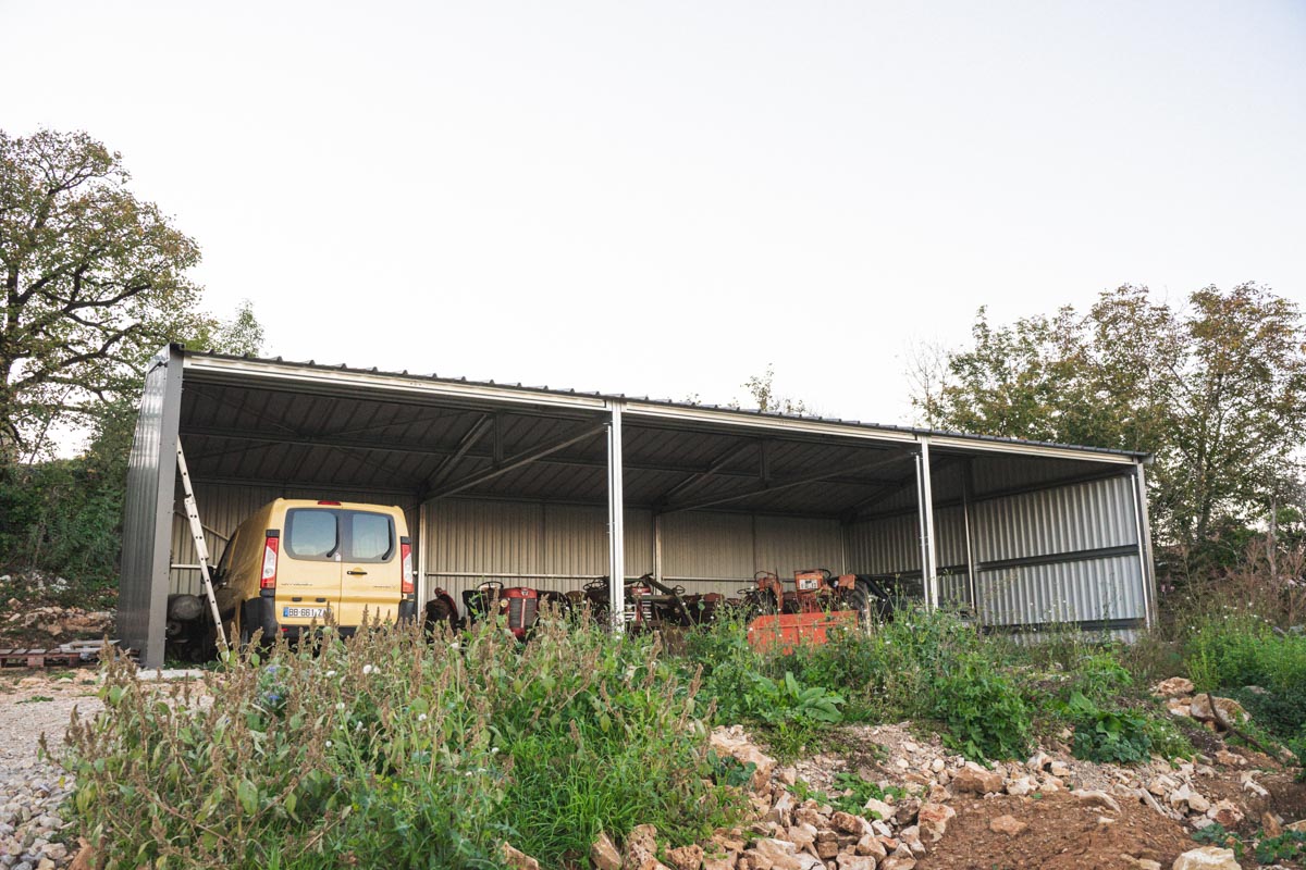 construction métallique préfabriquée pour abri ou stabulation pour les vaches ou les chevaux ainsi que pour le stockage du matériel agricole